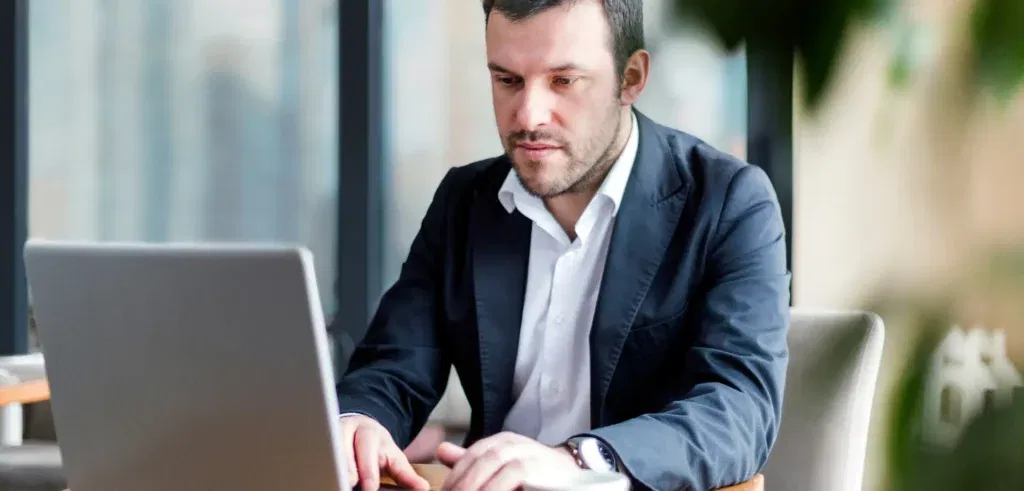 Zorgprofessional bespreekt de wet van schijnzelfstandigheid voor zzp'ers in de zorg in 2025.