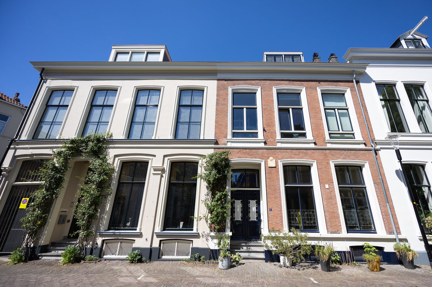 Monumentale herenhuizen in Deventer met vers geschilderde kozijnen